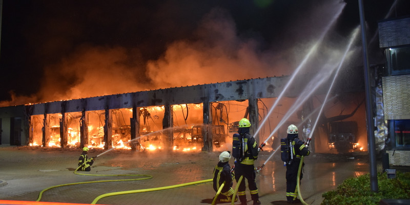 Feuerwache brennt Mit einer Branderkennung in jedem einzelnen Fahrzeug besteht im Brandfall die Chance, andere Fahrzeuge, die Ausrüstung und das Gebäude selbst zu retten.
Bild: dpa Picture-Alliance GmbH